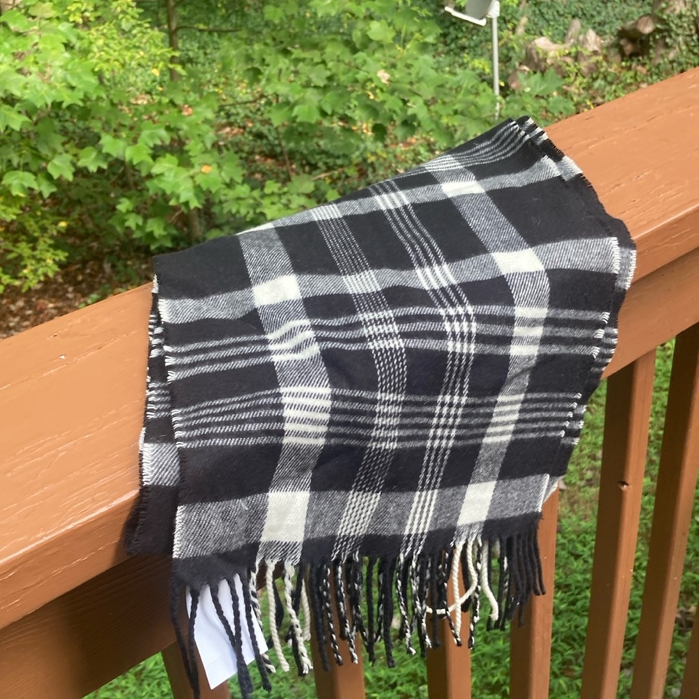 D&Y black plaid new scarf
